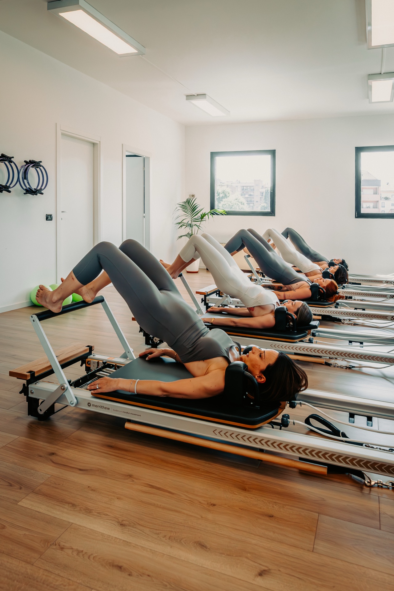 Esercizio di bridge su Reformer Merrithew durante una lezione individuale allo studio Marilyn's Workout a Milano