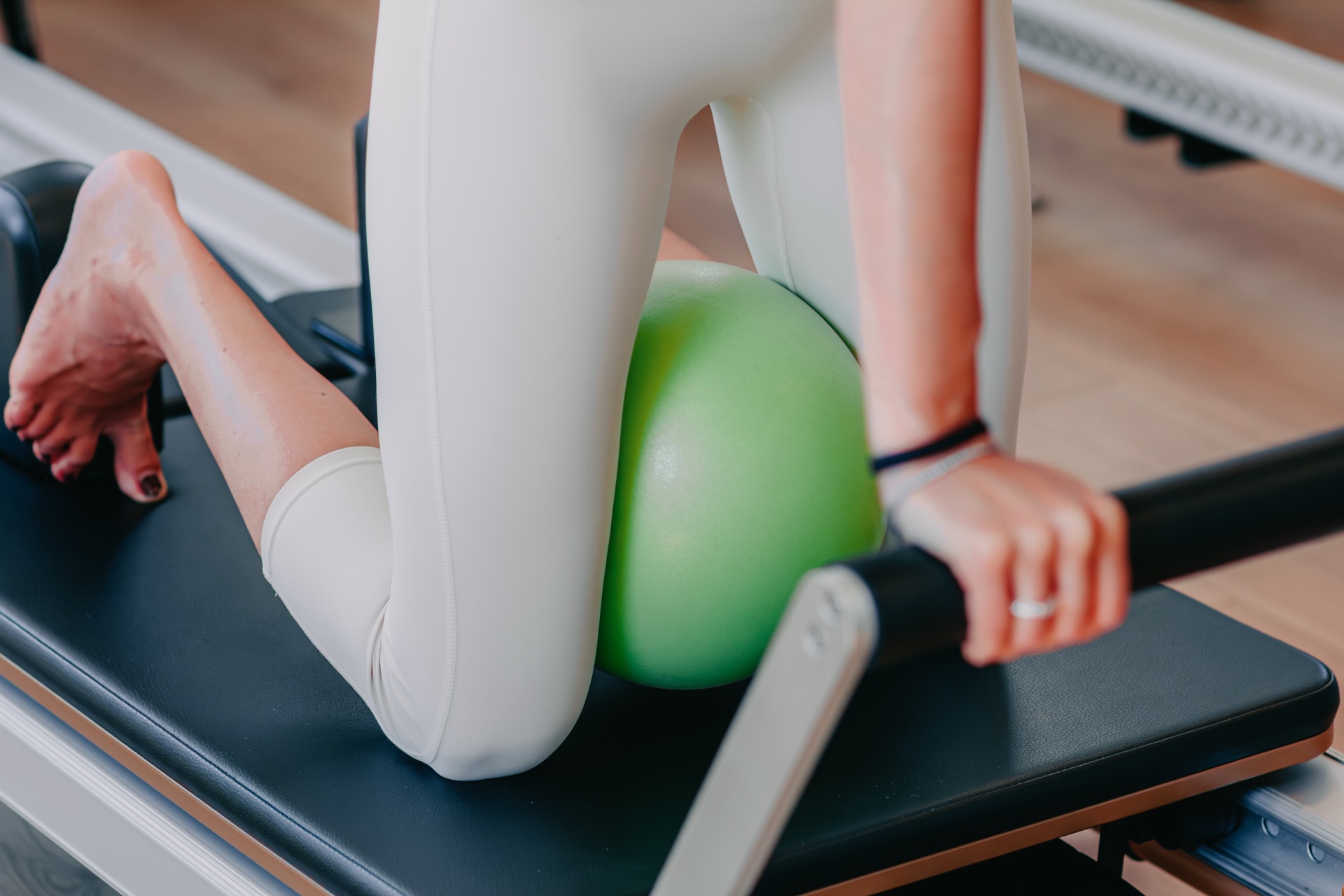 Dettaglio di esercizio con small ball sul Reformer durante una lezione individuale Marilyn's Workout, Milano