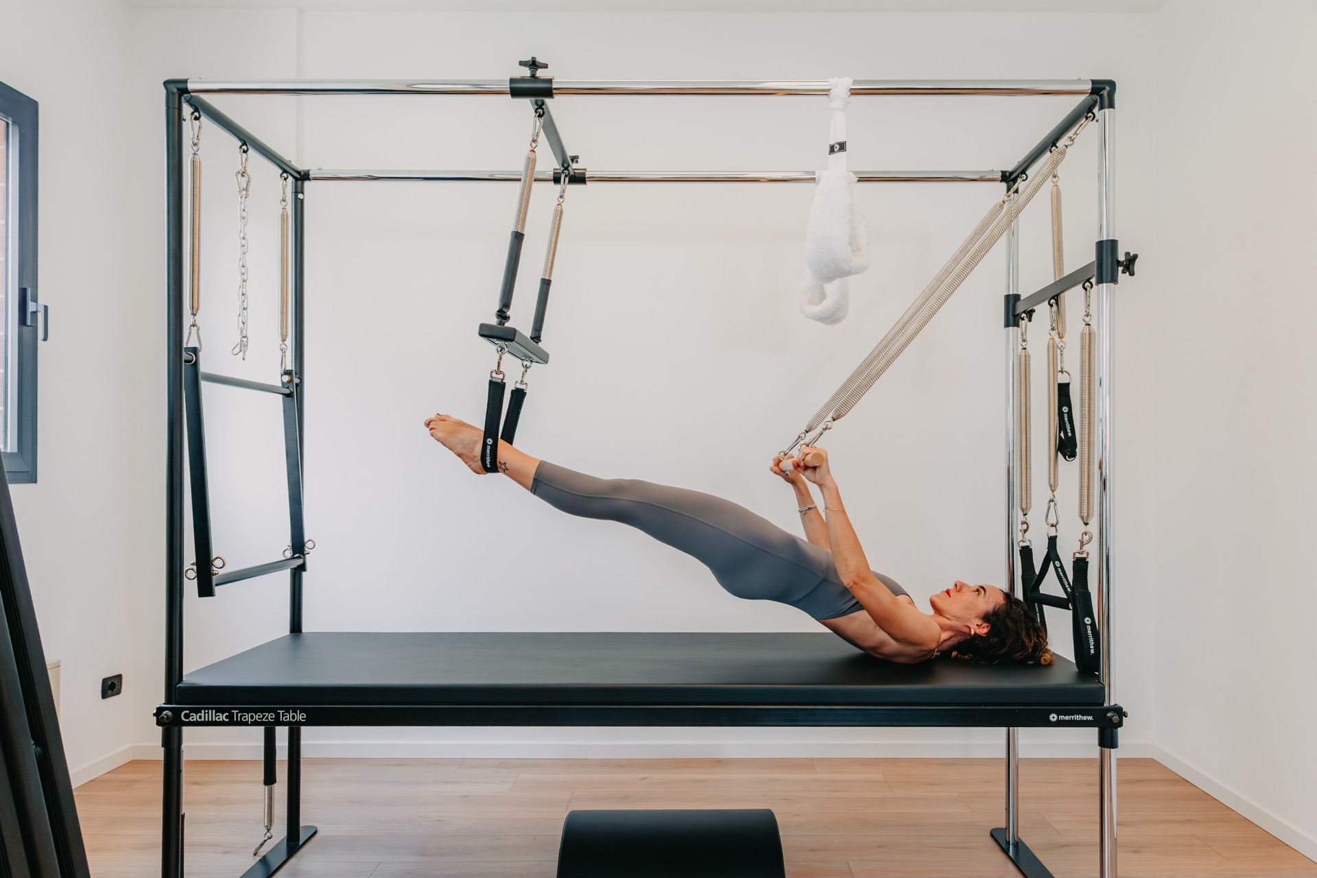 Esercizio di Pilates con molle sulla Cadillac Trapeze Table nello studio Marilyn's Workout a Milano