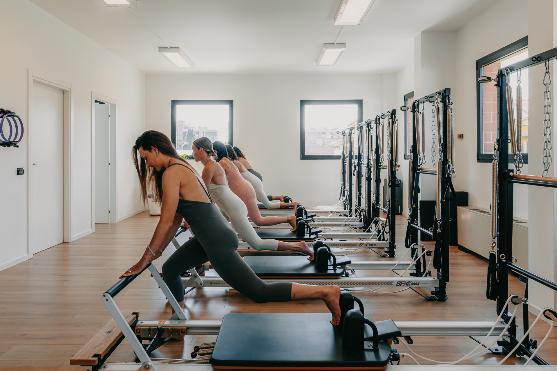 Lezione di gruppo di Pilates Reformer sugli SPX Max Merrithew nello studio Marilyn's Workout a Milano