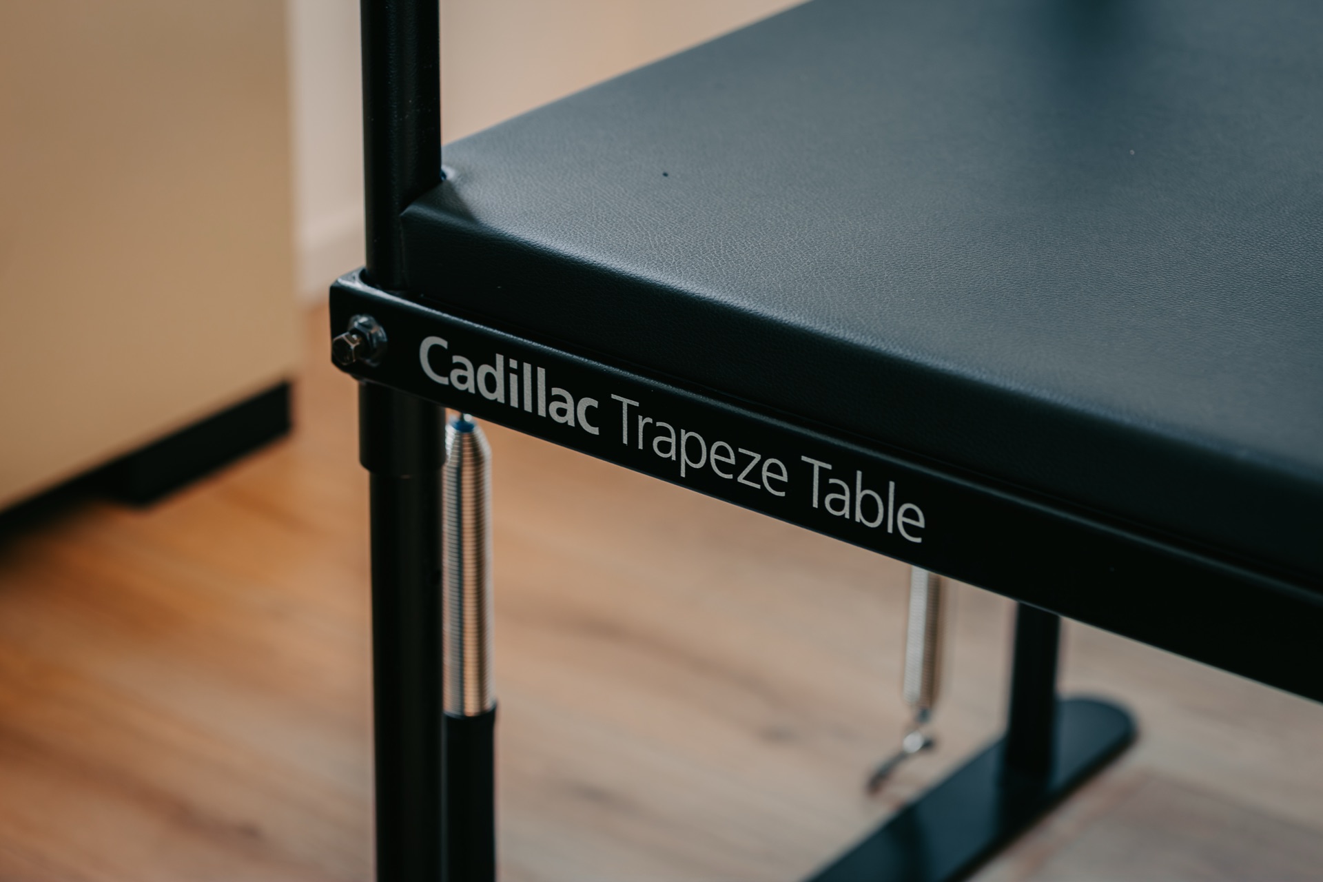 Dettaglio della Cadillac Trapeze Table nello studio Pilates Marilyn's Workout, Milano