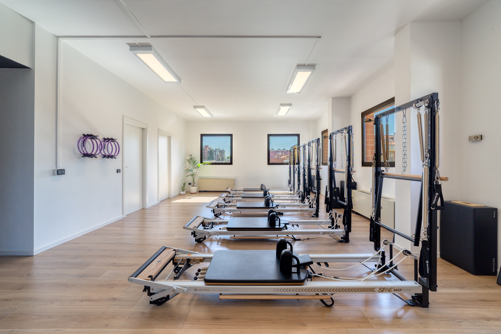Fila di Reformer SPX Max nello studio Pilates Marilyn's Workout in Via Tobagi, Milano