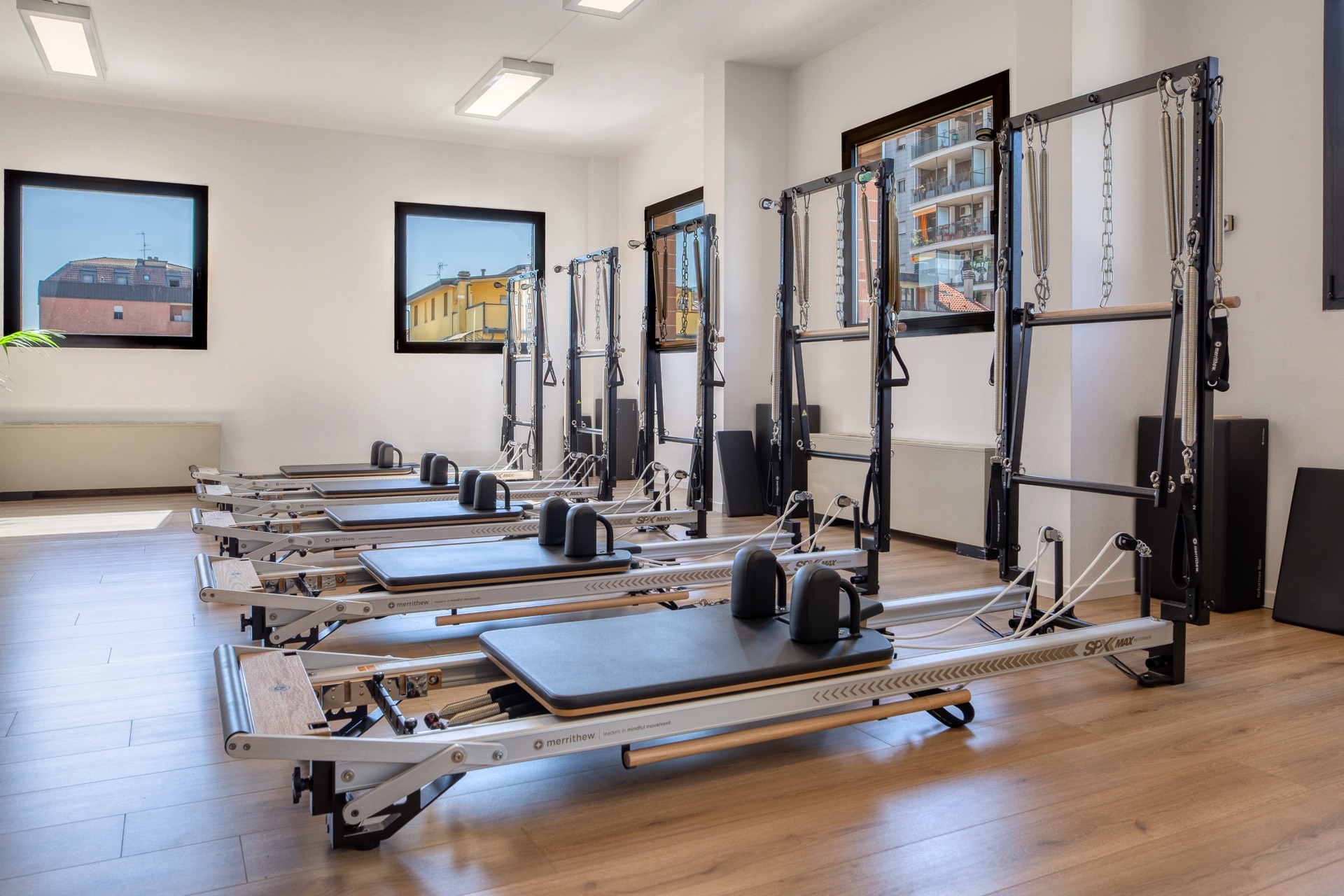 Reformer e Cadillac vicino alle finestre dello studio Marilyn's Workout, studio Pilates a Milano
