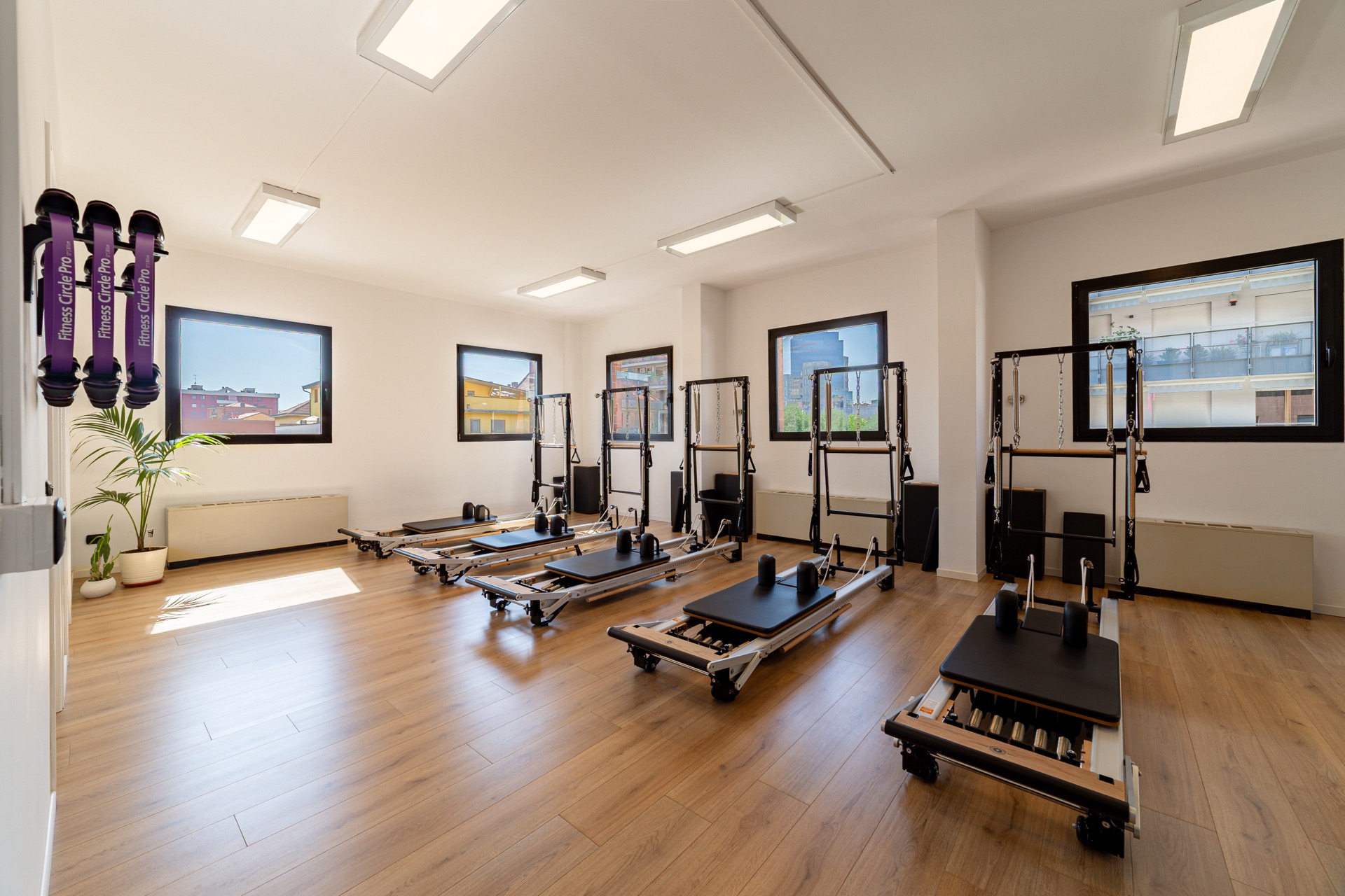 Sala Pilates Reformer dello studio Marilyn's Workout a Milano, luminosa con lucernari e attrezzature Merrithew
